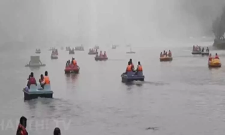 தொடர் விடுமுறை; சாரல் மழைக்கு நடுவே கொடைக்கானலில் குவிந்த சுற்றுலா பயணிகள்