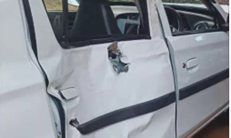 நீலகிரியில்  காரை வழிமறித்து தாக்கிய காட்டு யானை; அதிர்ஷ்டவசமாக தப்பிய பயணிகள்