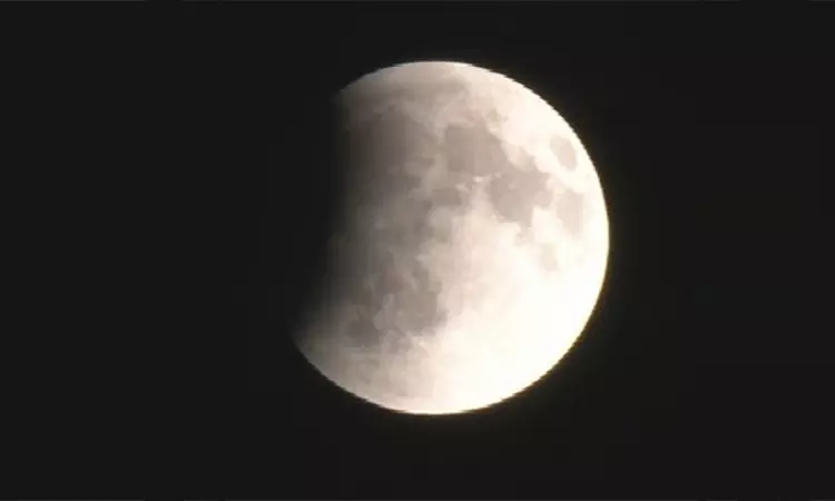 வானை வண்ணமாக்கிய “சிவப்பு சந்திரன்” - நாடு முழுவதும் கண்டு ரசித்த மக்கள் வானை வண்ணமாக்கிய “சிவப்பு சந்திரன்” - நாடு முழுவதும் கண்டு ரசித்த மக்கள்