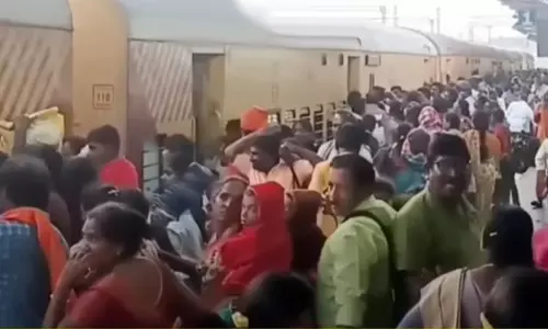 திருவண்ணாமலை: கிரிவலம் முடித்து ஊர்களுக்கு செல்ல ரெயில் நிலையத்தில் குவிந்த பக்தர்கள்