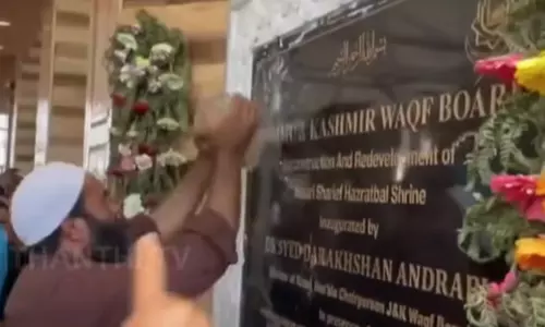 உடைக்கப்பட்ட அசோக சின்னம் - ஜம்மு காஷ்மீரில் பரபரப்பு உடைக்கப்பட்ட அசோக சின்னம் - ஜம்மு காஷ்மீரில் பரபரப்பு