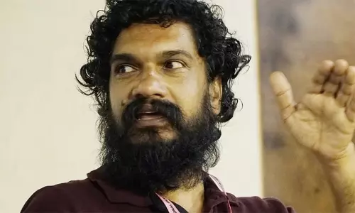 பிரபல சினிமா டைரக்டர் விமான நிலையத்தில் கைது