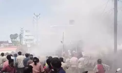 நாமக்கல்: உணவகத்தில் பயங்கர தீ விபத்து - பல லட்சம் ரூபாய் மதிப்பிலான பொருட்கள் சேதம் நாமக்கல்: உணவகத்தில் பயங்கர தீ விபத்து - பல லட்சம் ரூபாய் மதிப்பிலான பொருட்கள் சேதம்