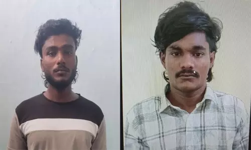 தூத்துக்குடி: அரிவாள், கத்தியைக் காட்டி பணம் கேட்டு மிரட்டிய 2 பேர் குண்டர் சட்டத்தில் கைது தூத்துக்குடி: அரிவாள், கத்தியைக் காட்டி பணம் கேட்டு மிரட்டிய 2 பேர் குண்டர் சட்டத்தில் கைது