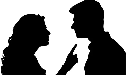 மது குடிப்பதை கண்டித்ததால் விபரீதம்.. பெண்ணுக்கு மொட்டையடித்த கொடூர கணவர்