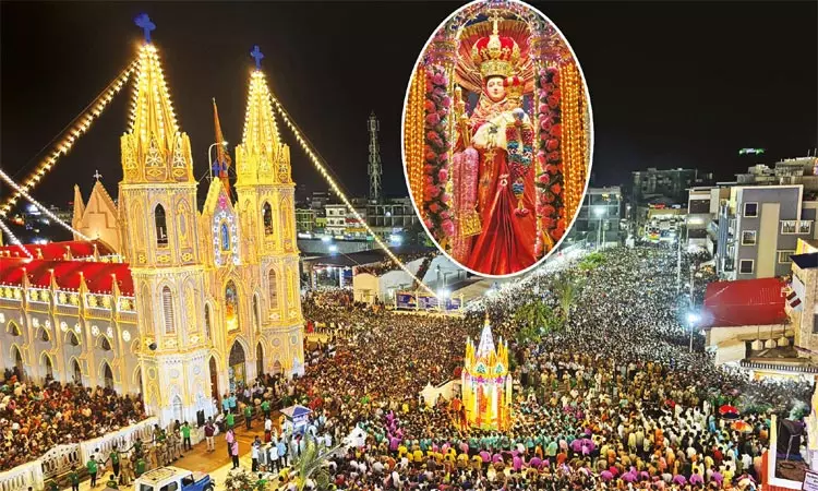 வேளாங்கண்ணி புனித ஆரோக்கிய மாதா பேராலய பெரிய தேர்பவனி: பல்லாயிரக்கணக்கானோர் பங்கேற்பு வேளாங்கண்ணி புனித ஆரோக்கிய மாதா பேராலய பெரிய தேர்பவனி: பல்லாயிரக்கணக்கானோர் பங்கேற்பு