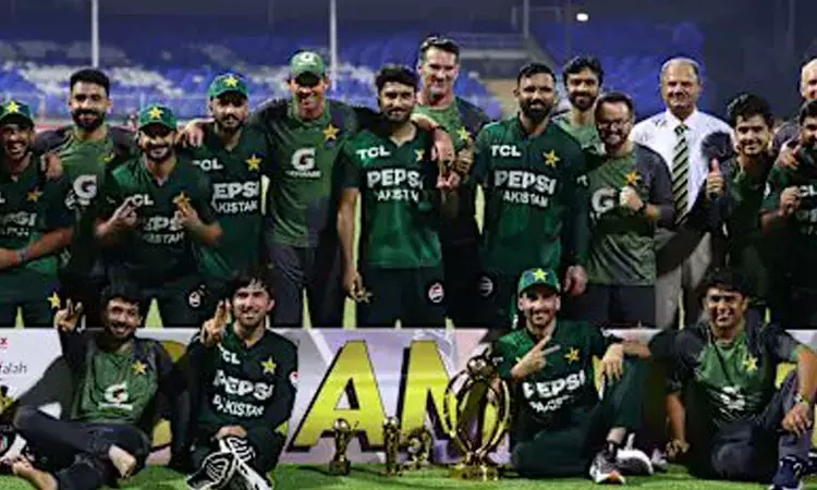 முத்தரப்பு டி20 தொடர்: நவாஸ் ஹாட்ரிக்.. ஆப்கானிஸ்தானை சுருட்டி கோப்பையை வென்ற பாகிஸ்தான் முத்தரப்பு டி20 தொடர்: நவாஸ் ஹாட்ரிக்.. ஆப்கானிஸ்தானை சுருட்டி கோப்பையை வென்ற பாகிஸ்தான்