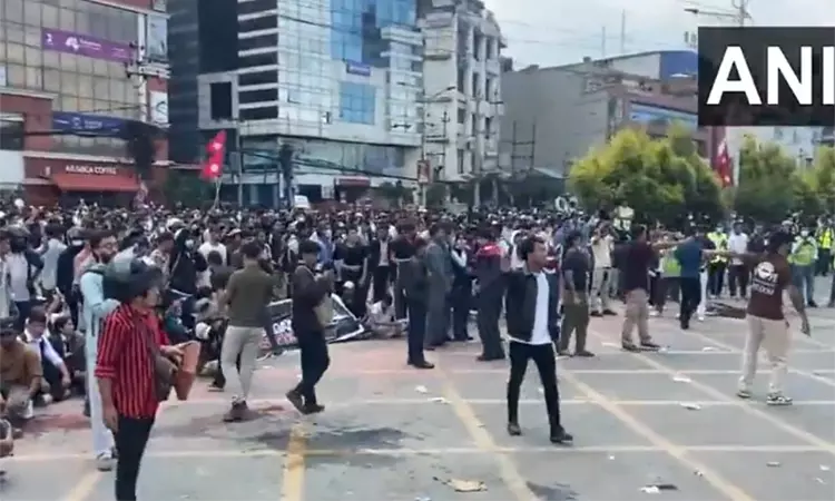 நேபாளத்தில் ஊடக தடைக்கு எதிராக போராட்டம்: வன்முறையாக மாறிய போராட்டத்தில் 20 பேர் உயிரிழப்பு நேபாளத்தில் ஊடக தடைக்கு எதிராக போராட்டம்: வன்முறையாக மாறிய போராட்டத்தில் 20 பேர் உயிரிழப்பு