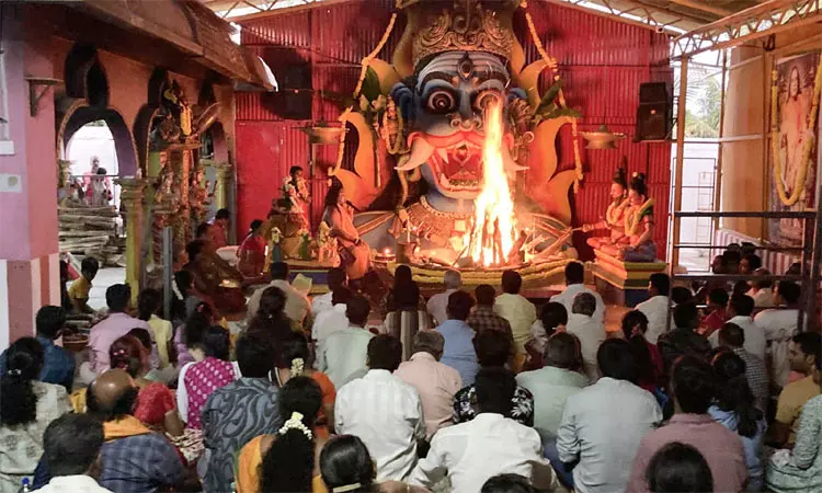 பௌர்ணமி சிறப்பு பூஜைகள்: ஓசூர் பிரத்தியங்கிரா தேவி கோவிலில் மிளகாய் வத்தல் யாகம்