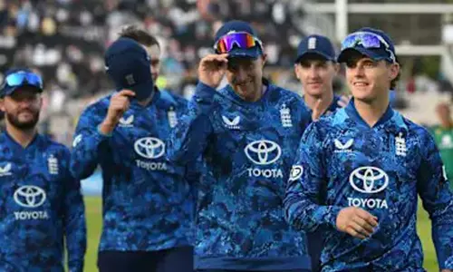 ஒருநாள் கிரிக்கெட்: உலக சாதனை படைத்த இங்கிலாந்து அணி ஒருநாள் கிரிக்கெட்: உலக சாதனை படைத்த இங்கிலாந்து அணி