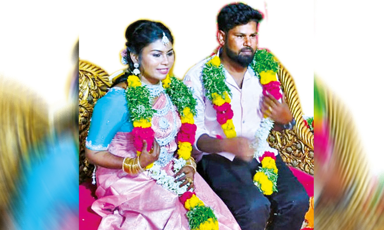 பாலத்தில் பைக் மோதி விபத்து; பள்ளத்தில் தூக்கி வீசப்பட்டு புதுப்பெண் பலி - கணவர் படுகாயம்