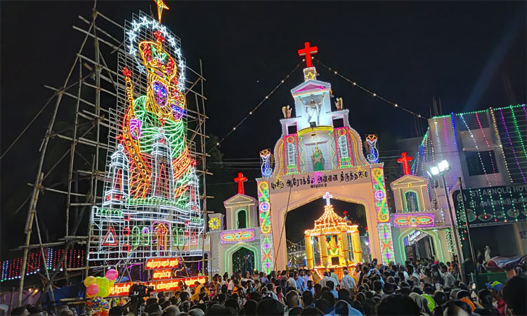 வாடிப்பட்டியில் ஆரோக்கிய அன்னை ஆலய தேர் பவனி