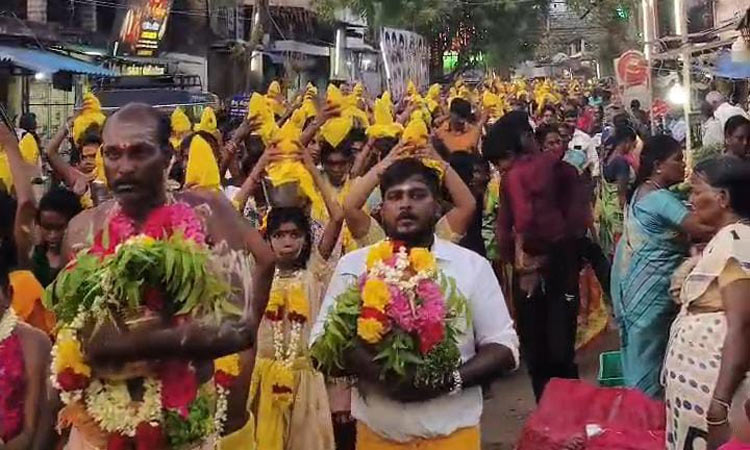 உடன்குடி சிவலூர் முத்தாரம்மன் கோவில் கொடை விழா- பால்குட ஊர்வலம்