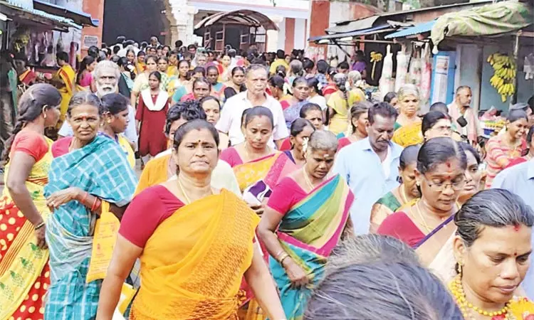 கழுகுமலை கழுகாசலமூர்த்தி கோவிலில் கிரிவலம்: திரளான பக்தர்கள் பங்கேற்பு