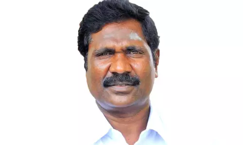 ஈரோடு மேற்கு மாவட்ட அ.தி.மு.க.வினர் எடப்பாடி பழனிசாமி பக்கம்: செங்கோட்டையன் ஆதரவு எம்.எல்.ஏ. திடீர் பல்டி