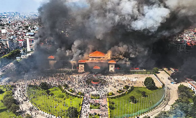 நேபாளத்தில் நீடிக்கும் கலவரம்.. பிரதமர் வீட்டுக்கு தீவைப்பு.. களமிறங்கிய ராணுவம்