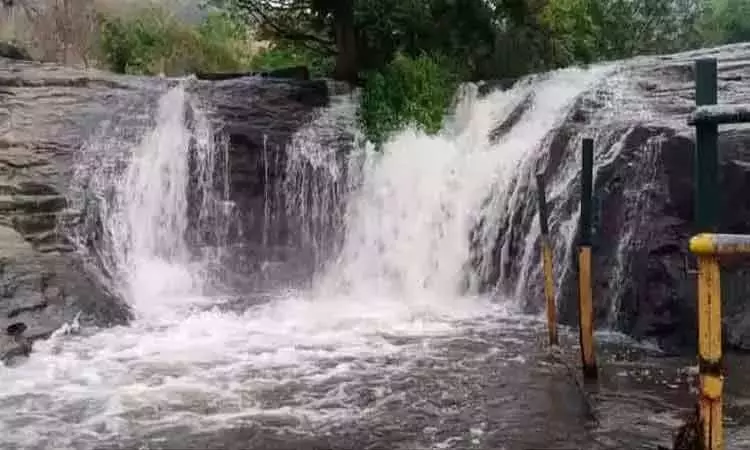 கும்பக்கரை அருவியில் வெள்ளப்பெருக்கு - சுற்றுலா பயணிகள் குளிக்க தடை