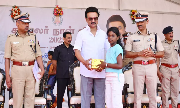 காவலர் நாள் விழா: போட்டியில் வென்ற மாணவர்களுக்கு மு.க.ஸ்டாலின் பரிசு வழங்கினார்