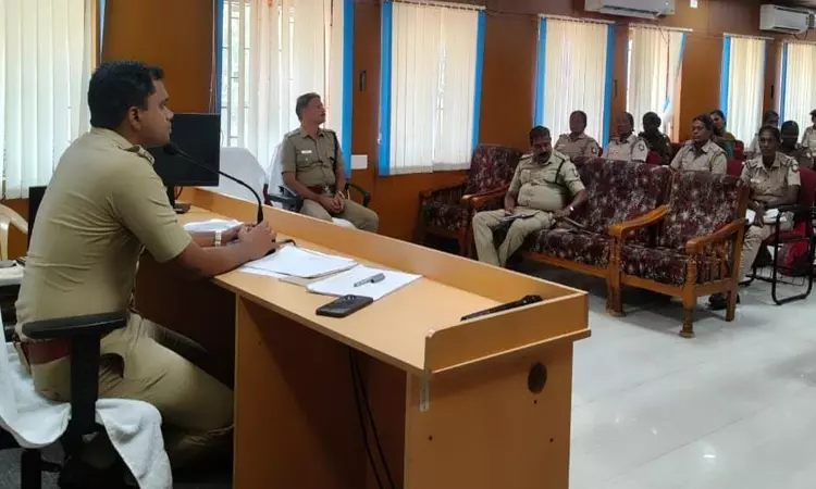 தூத்துக்குடி: குழந்தைகள் நல காவல் அலுவலர்களுடன் எஸ்.பி. ஆலோசனை