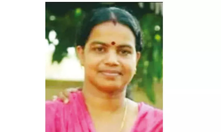 மகளை வழியனுப்பி வைத்த பெண் அதே ரெயிலில் சிக்கி பலி; கணவன் கண் எதிரே பரிதாபம்