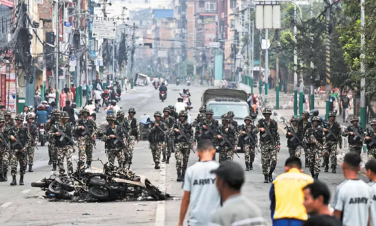 ராணுவத்தின் கட்டுப்பாட்டில் நேபாளம்; இயல்பு நிலை திரும்புகிறது ராணுவத்தின் கட்டுப்பாட்டில் நேபாளம்; இயல்பு நிலை திரும்புகிறது