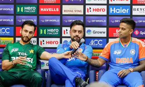 ஆசிய கோப்பை: பாக்.கேப்டனுடன் கை குலுக்க மறுத்த சூர்யகுமார் யாதவ்..? உண்மை நிலவரம் என்ன..?