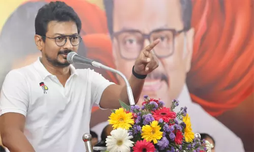 மாற்றுக்கட்சி தலைவரை சந்திக்கும் நிலையில் அதிமுக - உதயநிதி ஸ்டாலின் விமர்சனம் மாற்றுக்கட்சி தலைவரை சந்திக்கும் நிலையில் அதிமுக - உதயநிதி ஸ்டாலின் விமர்சனம்