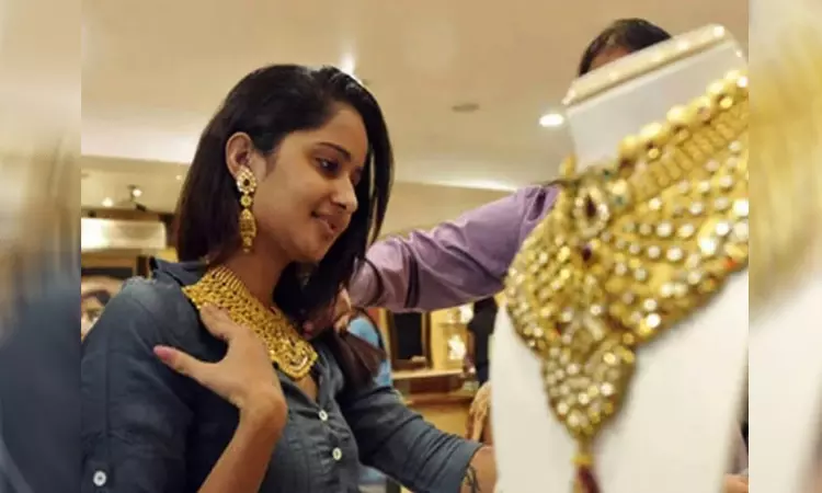 ஒரே ஆண்டில் சவரனுக்கு ரூ.25 ஆயிரம் உயர்ந்த தங்கம் விலை.. மேலும் அதிகரிக்குமா..? ஒரே ஆண்டில் சவரனுக்கு ரூ.25 ஆயிரம் உயர்ந்த தங்கம் விலை.. மேலும் அதிகரிக்குமா..?