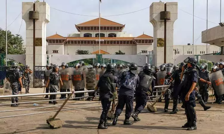 கலவரத்திற்கு மத்தியில் நேபாள சிறைகளில் இருந்து 15 ஆயிரம் கைதிகள் தப்பியோட்டம் கலவரத்திற்கு மத்தியில் நேபாள சிறைகளில் இருந்து 15 ஆயிரம் கைதிகள் தப்பியோட்டம்