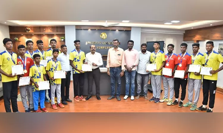 முதல்-அமைச்சர் கோப்பை விளையாட்டுப் போட்டி: முதலிடம் பிடித்த மாணவர்களுக்கு திருநெல்வேலி கலெக்டர் பாராட்டு