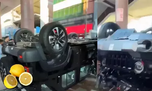 மனைவிக்கு பிறந்தநாள் பரிசு: டயருக்கு அடியில் எலுமிச்சை பழம் வைத்து புதிய காருக்கு பூஜை.. அடுத்து நடந்த விபரீதம்