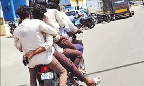 ஒரே பைக்கில் பயணம் செய்த 6 கல்லூரி மாணவர்கள்; சமூக வலைதளங்களில் வீடியோ வைரல்