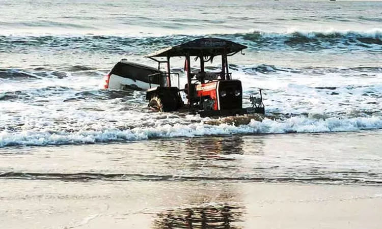 2 இளம்பெண்களுடன் கடற்கரையில் போதை வாலிபர்கள் செய்த செயல்... ராட்சத அலையில் சிக்கிய சொகுசு கார் 2 இளம்பெண்களுடன் கடற்கரையில் போதை வாலிபர்கள் செய்த செயல்... ராட்சத அலையில் சிக்கிய சொகுசு கார்