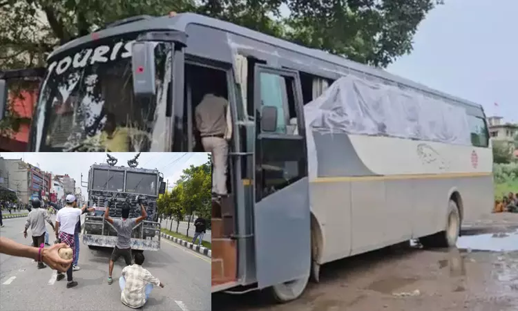 நேபாளத்தில் இந்திய சுற்றுலா பயணிகளை ஏற்றிச்சென்ற பஸ் மீது தாக்குதல்; பலர் காயம் நேபாளத்தில் இந்திய சுற்றுலா பயணிகளை ஏற்றிச்சென்ற பஸ் மீது தாக்குதல்; பலர் காயம்