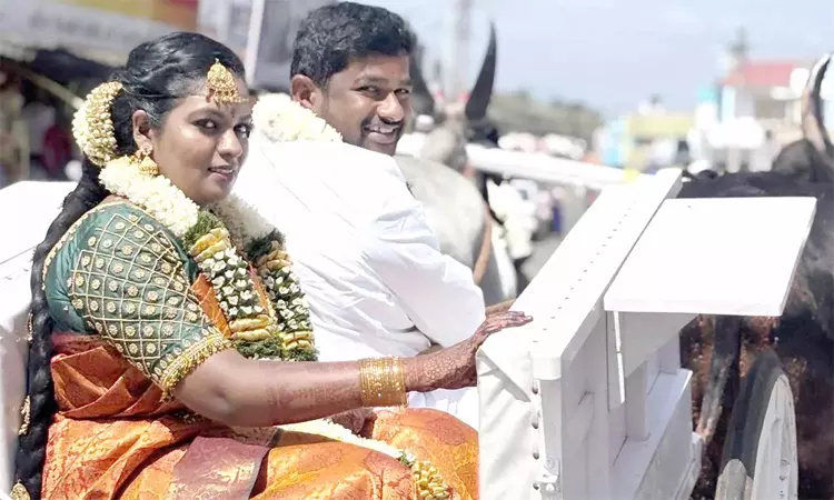 பொள்ளாச்சி அருகே 5 கி.மீ தூரம் மாட்டுவண்டியில் ஊர்வலமாக வீட்டிற்கு சென்ற மணமக்கள் பொள்ளாச்சி அருகே 5 கி.மீ தூரம் மாட்டுவண்டியில் ஊர்வலமாக வீட்டிற்கு சென்ற மணமக்கள்