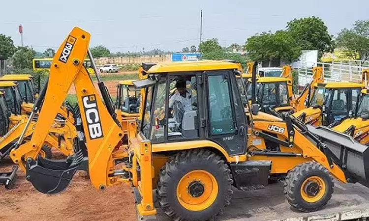 தாறுமாறாக ஓடிய ஜேசிபி வாகனம் மோதியதில் இருவர் உயிரிழப்பு - 4 பேர் படுகாயம்