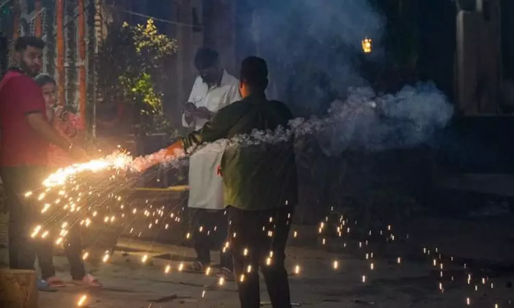 பட்டாசு வெடிக்க நாடு முழுவதும் ஏன் தடை விதிக்கக்கூடாது? சுப்ரீம் கோர்ட்டு பரபரப்பு கேள்வி