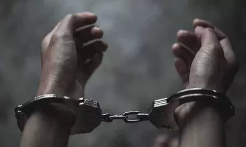 ஓடும் பஸ்சில் செல்போன் திருட்டு: 2 பெண்கள் கைது