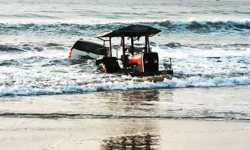 2 இளம்பெண்களுடன் கடற்கரையில் போதை வாலிபர்கள் செய்த செயல்... ராட்சத அலையில் சிக்கிய சொகுசு கார் 2 இளம்பெண்களுடன் கடற்கரையில் போதை வாலிபர்கள் செய்த செயல்... ராட்சத அலையில் சிக்கிய சொகுசு கார்