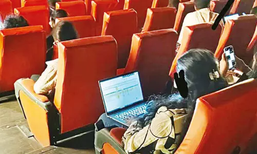 தியேட்டரில் இருந்துகொண்டே லேப்டாப்பில் வேலை பார்த்த ஐ.டி. பெண் ஊழியர்