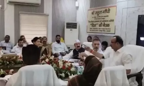 ஆய்வுக்கூட்டத்தில் ராகுல்காந்தி - உ.பி. மந்திரி கடும் வாக்குவாதம் ஆய்வுக்கூட்டத்தில் ராகுல்காந்தி - உ.பி. மந்திரி கடும் வாக்குவாதம்