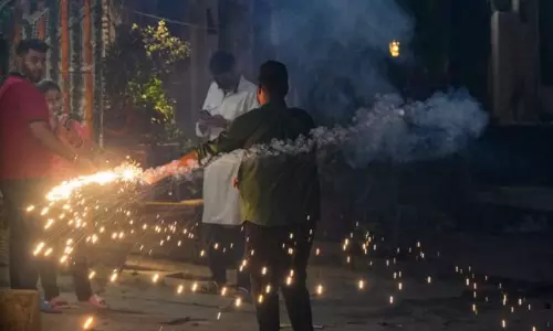 பட்டாசு வெடிக்க நாடு முழுவதும் ஏன் தடை விதிக்கக்கூடாது? சுப்ரீம் கோர்ட்டு பரபரப்பு கேள்வி