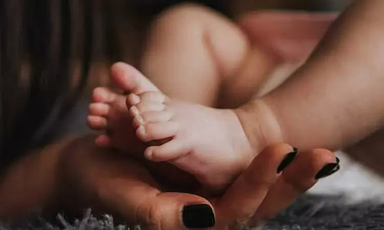 திடீரென ஏற்பட்ட பிரசவ வலி.. வனப்பகுதியில் குழந்தை பெற்றெடுத்த இளம்பெண்