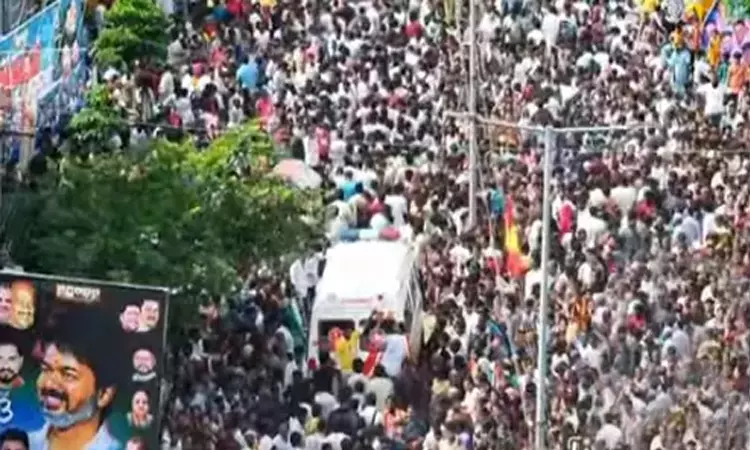 அ.தி.மு.க. கூட்டத்தை தொடர்ந்து த.வெ.க. கூட்டத்திலும் நுழைந்த ஆம்புலன்ஸ்