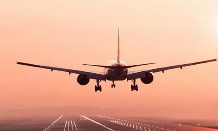 புகை வந்ததால் அவசரமாக தரையிறங்கிய விமானம்-140 பேர் உயிர் தப்பினர் புகை வந்ததால் அவசரமாக தரையிறங்கிய விமானம்-140 பேர் உயிர் தப்பினர்