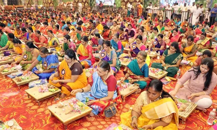 ஆன்மிக கலாசார மாநாடு: திருவண்ணாமலையில் 1008 பெண்கள் பங்கேற்ற மங்கள விளக்கு பூஜை ஆன்மிக கலாசார மாநாடு: திருவண்ணாமலையில் 1008 பெண்கள் பங்கேற்ற மங்கள விளக்கு பூஜை