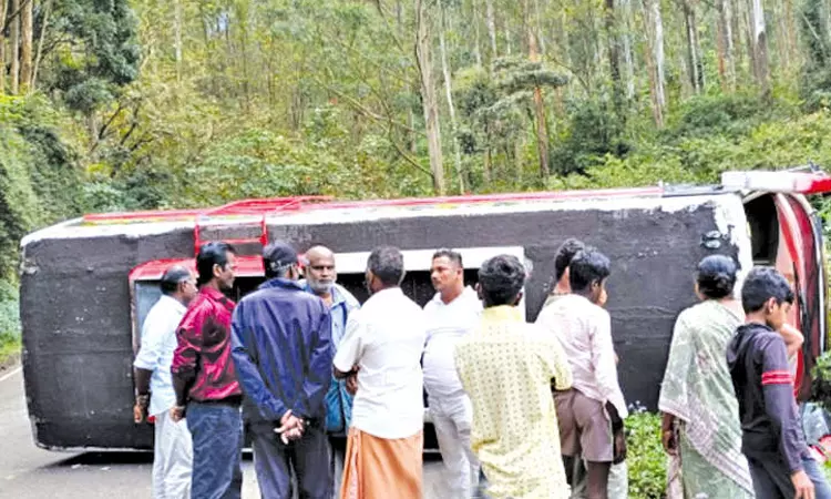 மூணாறு அருகே மலைப்பாதையில் கவிழ்ந்த சுற்றுலா பஸ்