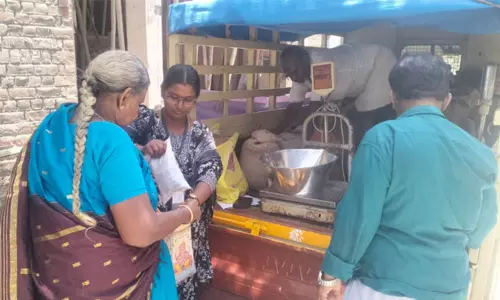 தாயுமானவர் திட்டம்: தூத்துக்குடியில் வீடுதேடி சென்ற ரேஷன் பொருட்கள்