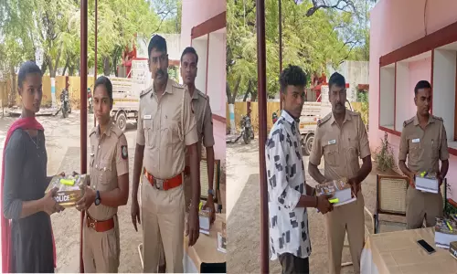 தூத்துக்குடி: காவலர் தேர்வுக்கு தயாராகி வரும் மாணவர்களுக்கு புத்தகங்கள் வழங்கிய போலீசார் தூத்துக்குடி: காவலர் தேர்வுக்கு தயாராகி வரும் மாணவர்களுக்கு புத்தகங்கள் வழங்கிய போலீசார்