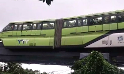 கோளாறு - அந்தரத்தில் நின்ற மோனோ ரெயில்